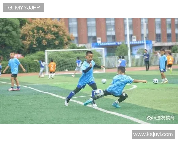 足球明星亲自带孩子训练传授技巧与热爱足球的精神